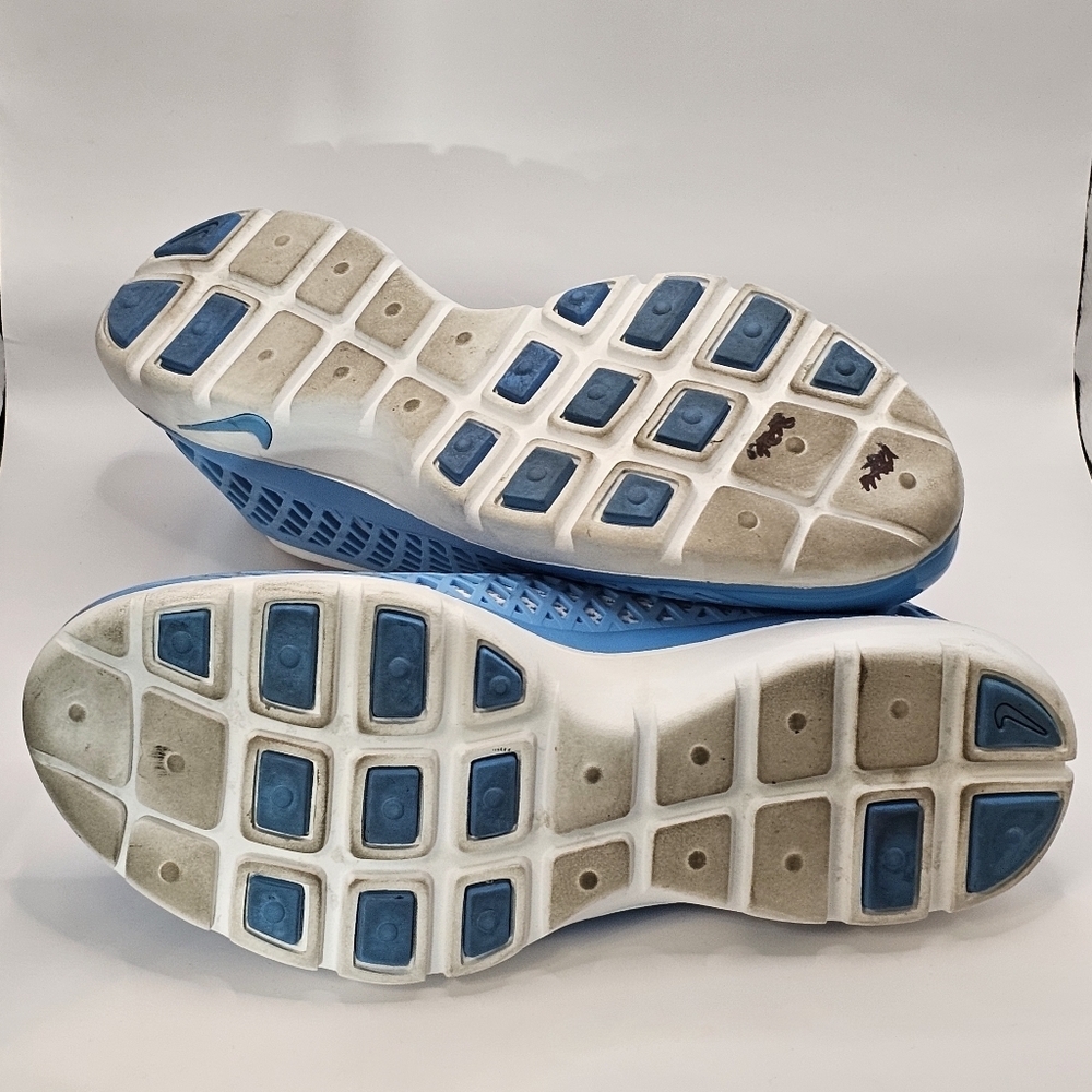 Nike  Mesh Women's Sneaker - Picture 6 of 6